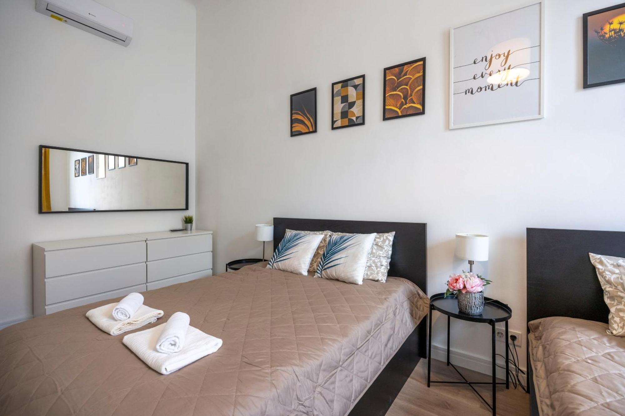 Spacious Cozy Home With 4Bedroom In The Heart Of Bp บูดาเปสต์ ภายนอก รูปภาพ